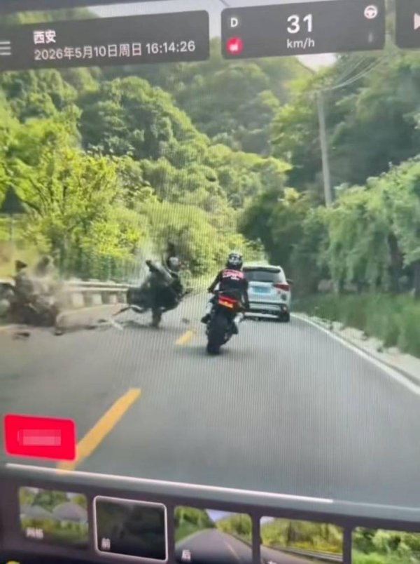 秦岭分水岭一仿赛摩托车逆行与踏板摩托车相撞 官方辟谣“两人死亡”：不实，事故仍在勘验