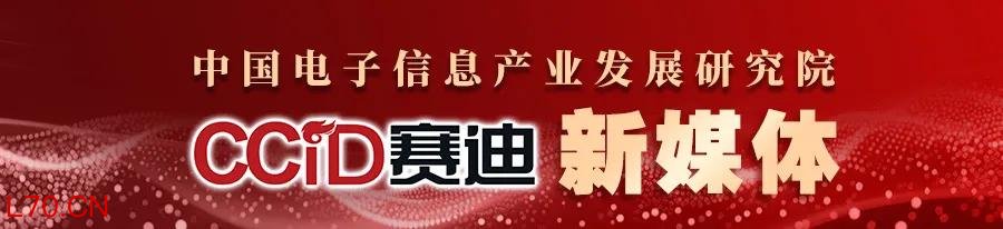机器人训练师正一对一给人形机器人“上课”