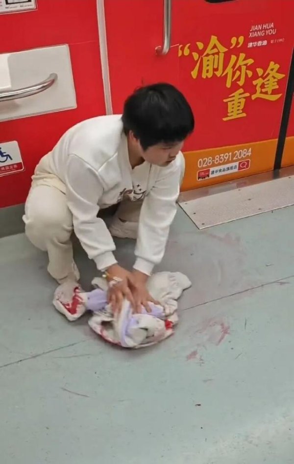 22岁女孩地铁吐血后脱外套擦干地板：担心吓到大家赶紧擦了