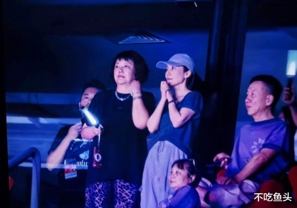 跨越25年的爱恋! 56岁王菲戴钻戒看演唱会, 听到《玉蝴蝶》那个反应太真实了